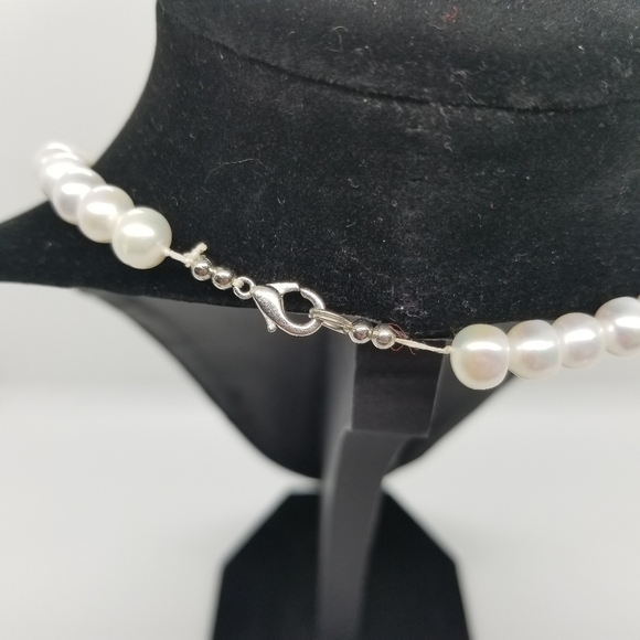 single strand of white pearls - Picture 3 of 3